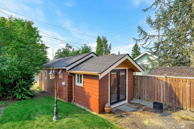 Building Photo - North End Tacoma Three Bed Craftsman