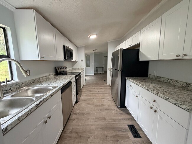 Building Photo - Rare Rockford rental available now!