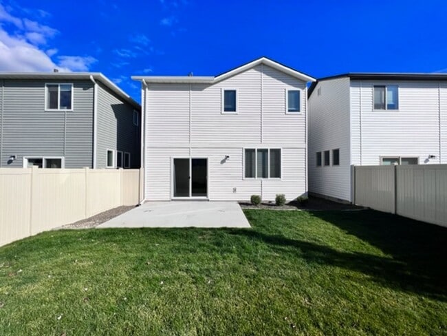 Building Photo - Beautiful Home in Meridian! Solar Power and Landscaping included.