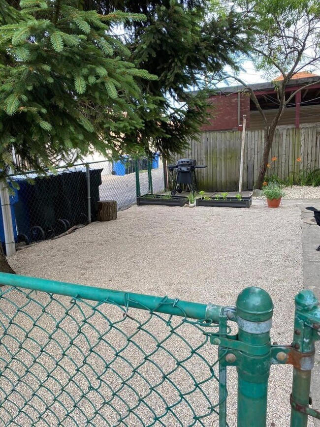 Building Photo - 2257 N Springfield Ave