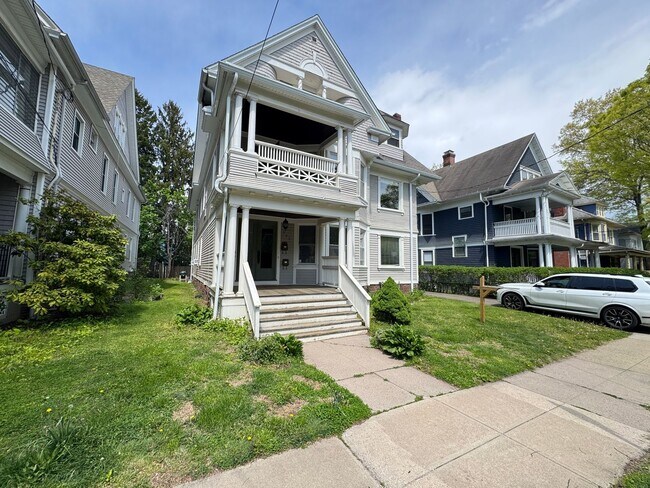 Building Photo - Spacious 2-Bedroom, 2-Bath in East Rock – Newly Renovated!