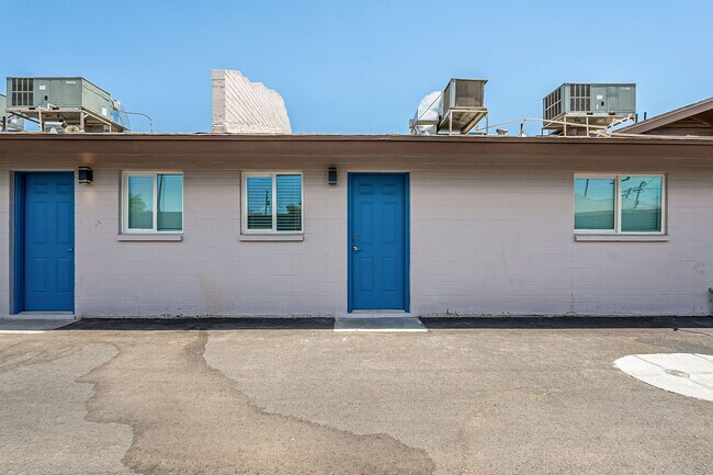 Building Photo - Fully remodeled Casita style apartment hom...