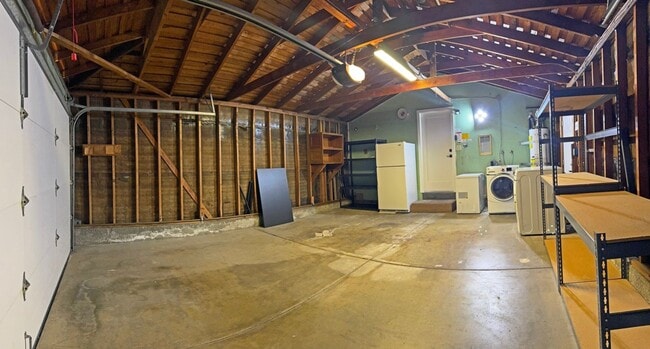 Building Photo - Beautiful Updated 3 Bedroom, 2 Bathroom Sa...