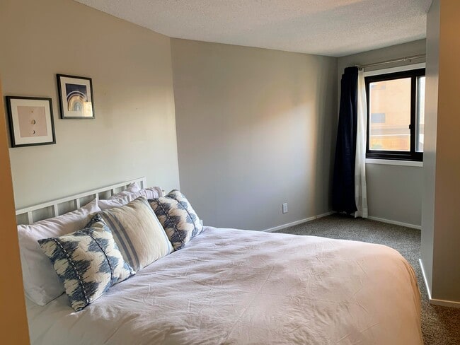 Building Photo - 26 10th St W