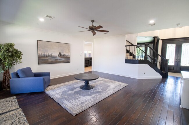 Building Photo - 306 N 10th St