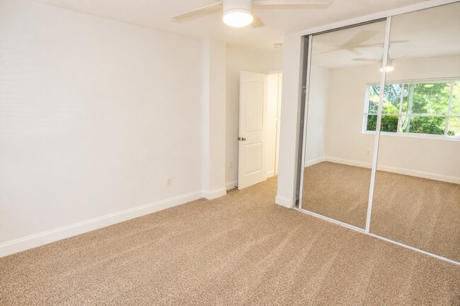 Building Photo - 951 W Summerland Ave