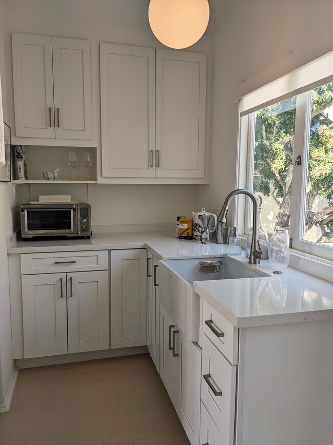 Building Photo - 411 Linnie Canal