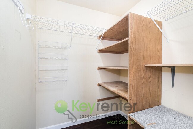 Building Photo - Comfort and Style in the Heart of Seattle