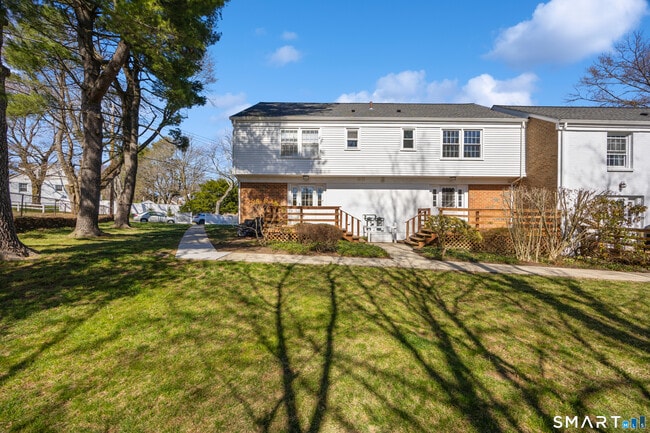Building Photo - 245 Sunnyridge Ave
