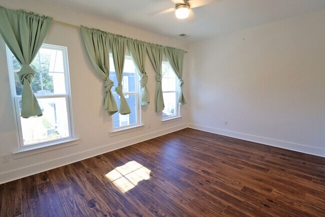 Building Photo - 2 bedroom/2.5 bath home in West Columbia.