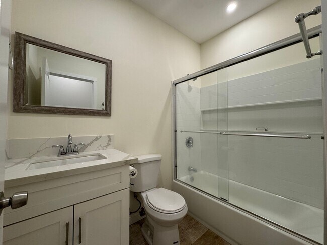 Building Photo - 3 Bedroom 1 bath Unit -