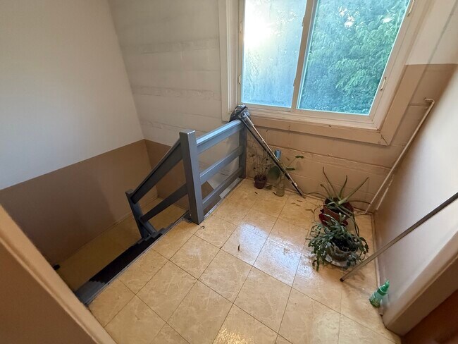 Building Photo - 9575 Maple Dr