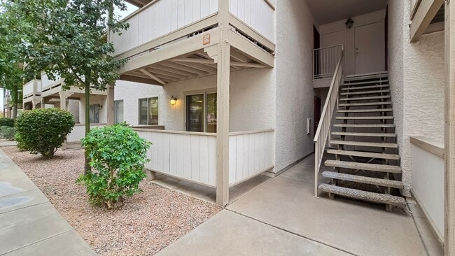 Building Photo - Awesome 2bd/2ba Condo close to Tempe Town Lake, ASU, Sky Harbor, Freeway Access and Light Rail.