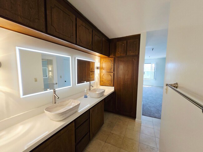 Building Photo - Top Floor Condo Unit