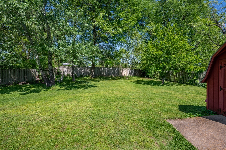 Building Photo - 582 Whispering Hills Dr