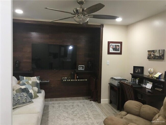 Building Photo - 700 Fern Ave W