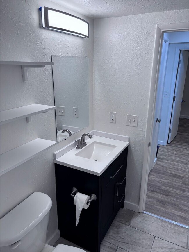 Building Photo - BIR225