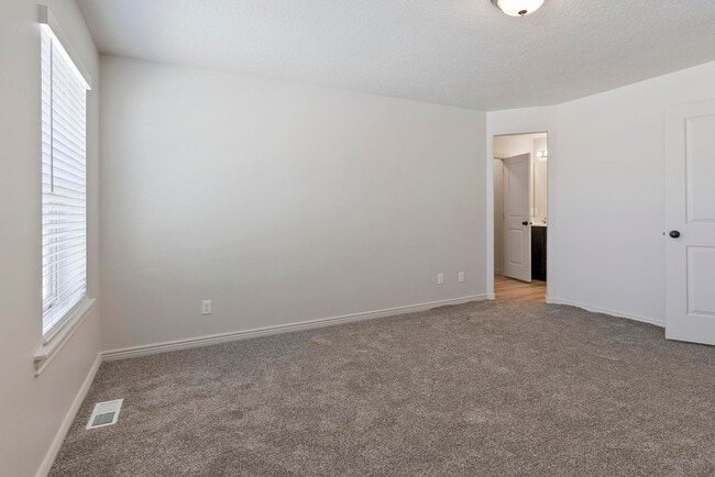 Building Photo - Chic 3 Bed 2.5 Bath Townhome in Spanish Fork!