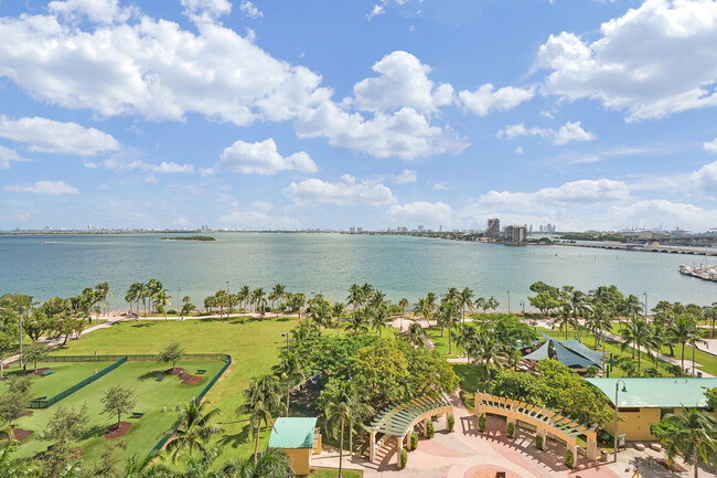 Building Photo - 1800 N Bayshore Dr