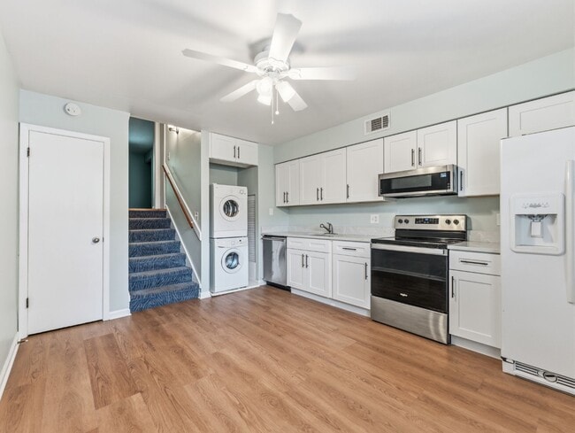 Building Photo - Absolutely stunning executive 2/1.5 townhome in South Tampa