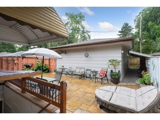 Shared fenced in patio with covered path to back yard/garden - 4449 Unity Ave N