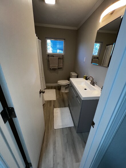 Building Photo - 1477 E Lindberg St