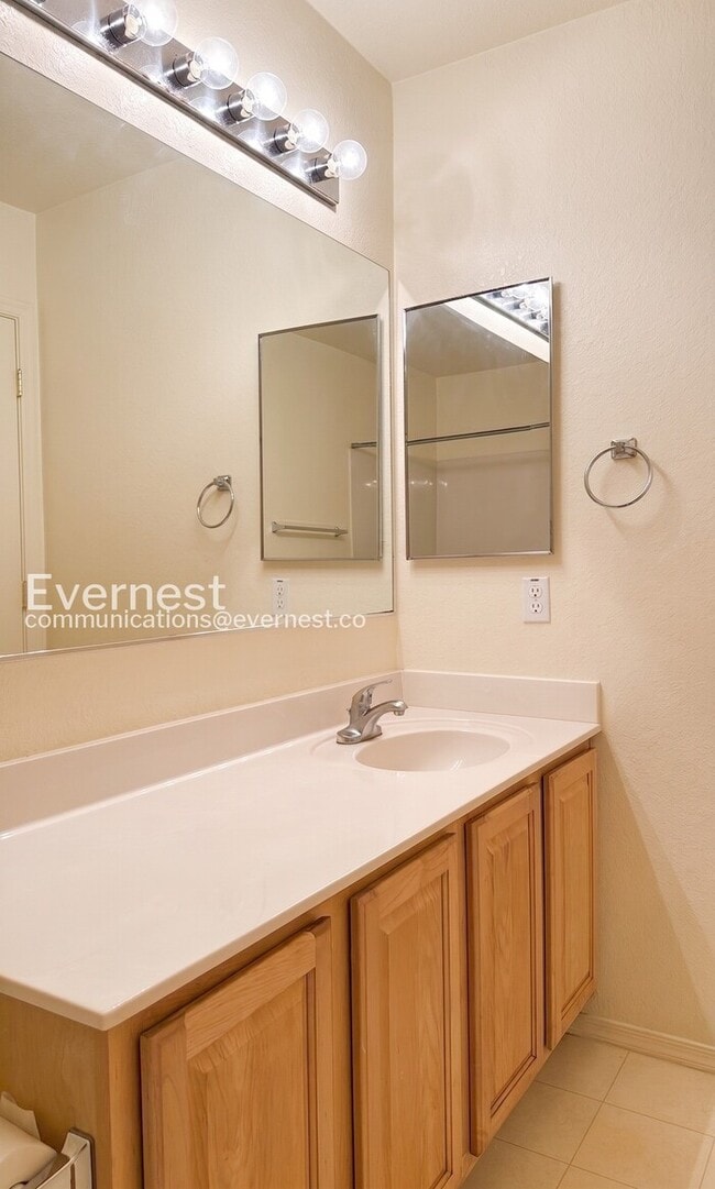Building Photo - 3 Bed, 2 Bath Home with Fenced Yard & Garage / Vouchers Accepted / Available Now!