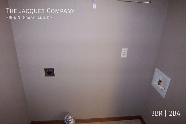 Building Photo - 3904 N Grassland Dr