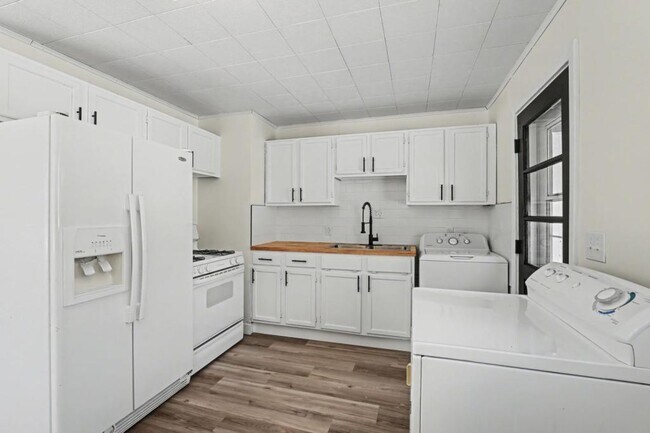 Building Photo - 4601 Curundu Ave