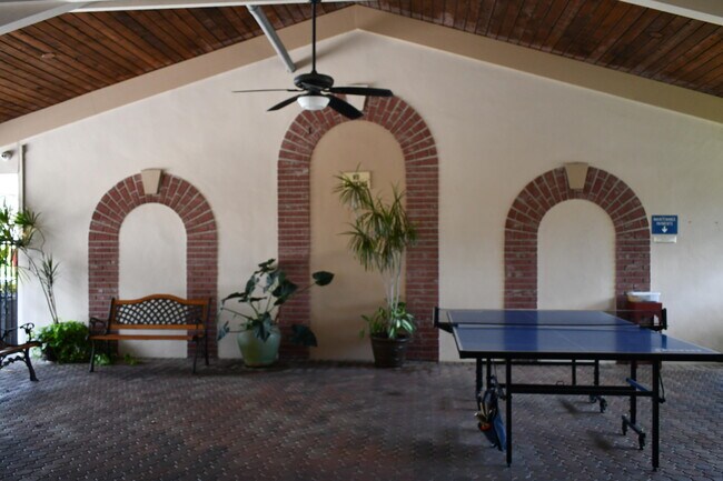Building Photo - 2721 Garden Dr N