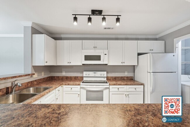 Building Photo - Beautiful Top-Floor Condo in the Heart of Bluffton