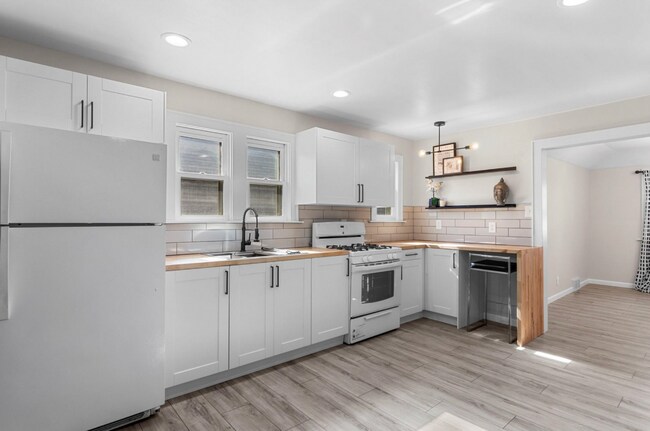 Primary Photo - 2050 S 70th St