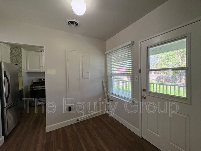 Building Photo - 1610 W College Ave