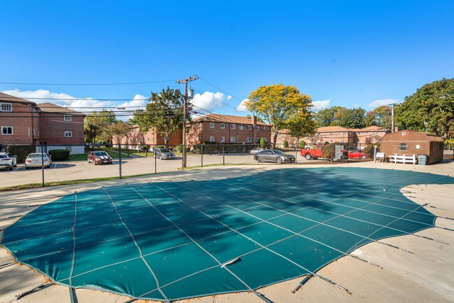 Building Photo - Renovated - Parking - Laundry - Pool