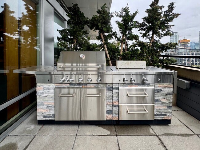 Building Photo - Gallery Penthouse Condo ~ Belltown