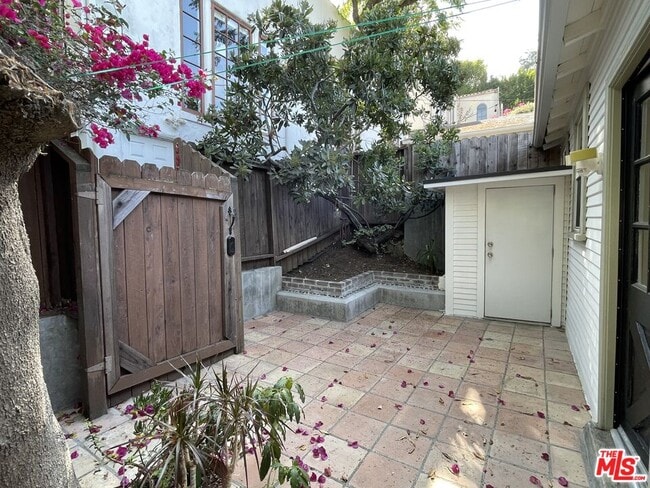 Building Photo - 6853 1/2 W Alta Loma Terrace