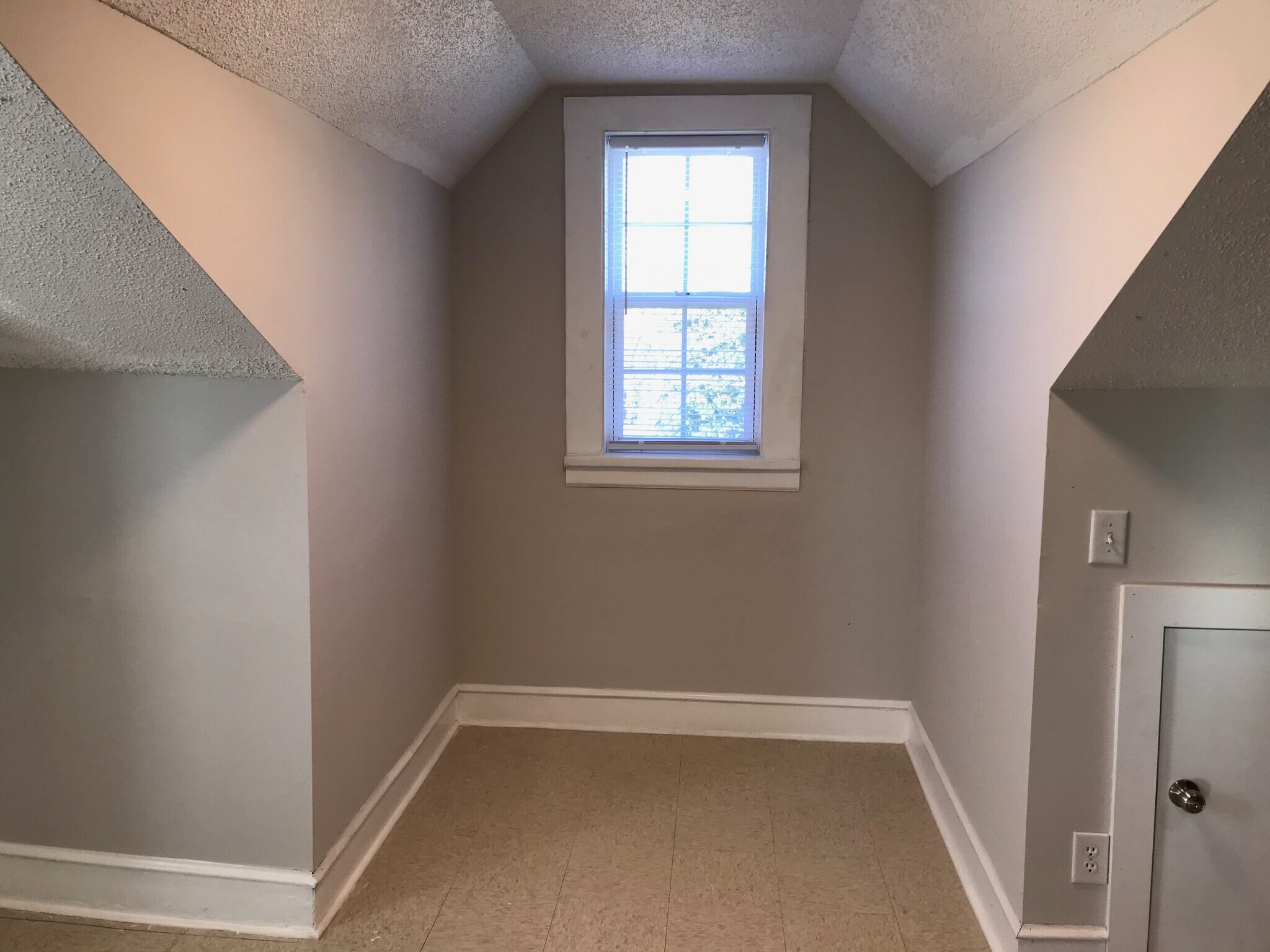 Dining Nook - 1219 Grace Ave