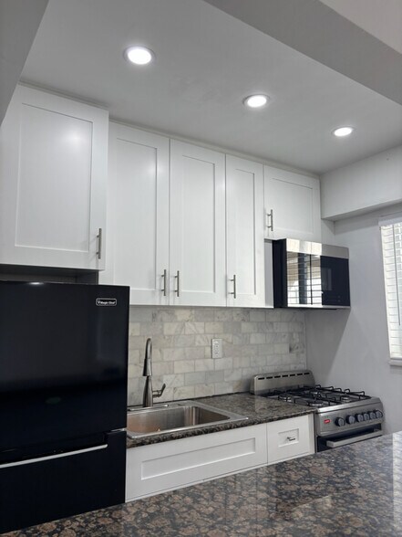 Building Photo - 1014 Salzedo St