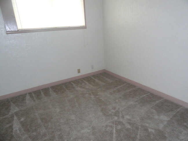 Building Photo - Adorable 2 Bedroom 1 Bath Duplex In Lakewood!