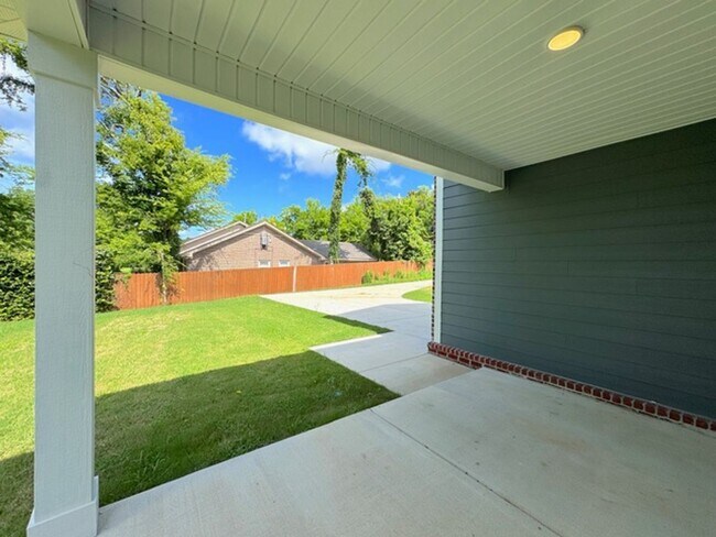 Building Photo - Just Built Beautiful comfortable, open con...