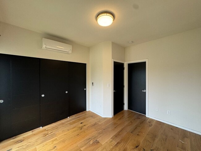 Building Photo - Modern 2018 Townhome with Rooftop Deck Nea...