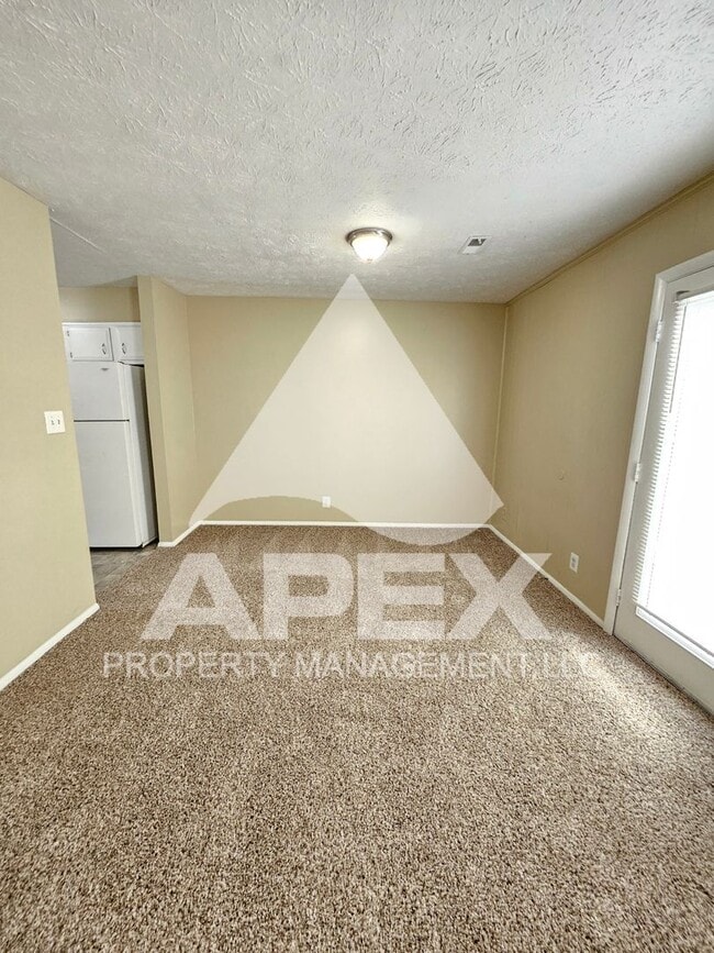 Building Photo - Nice 3Bd 1.5 Townhouse in WEST KNOX off Cedarbluff! END UNIT!