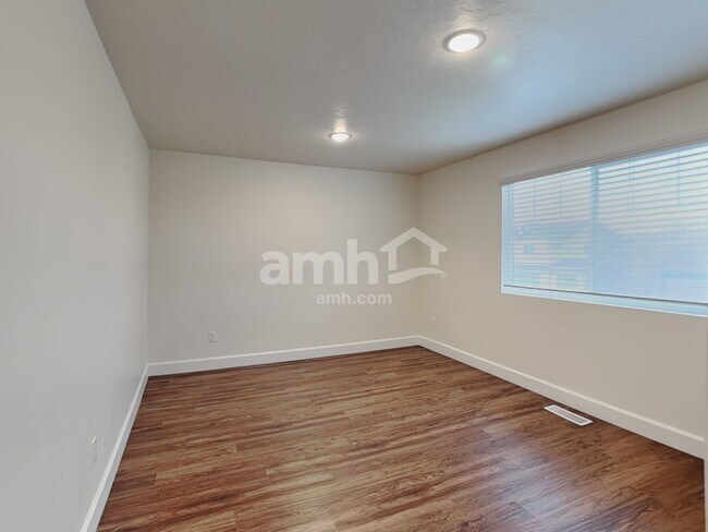 Building Photo - 954 N Barkvine Ave