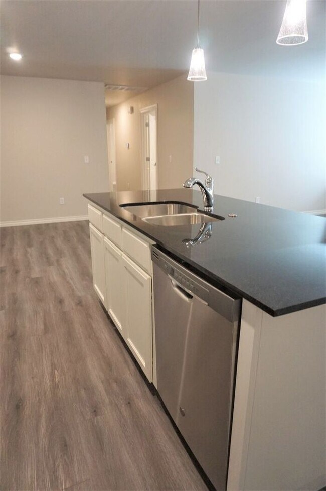 Building Photo - 3 Bed 2 Bath 2 Car Duplex in Chisholm Creek NW OKC