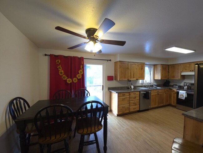 Building Photo - Fully Furnished Home