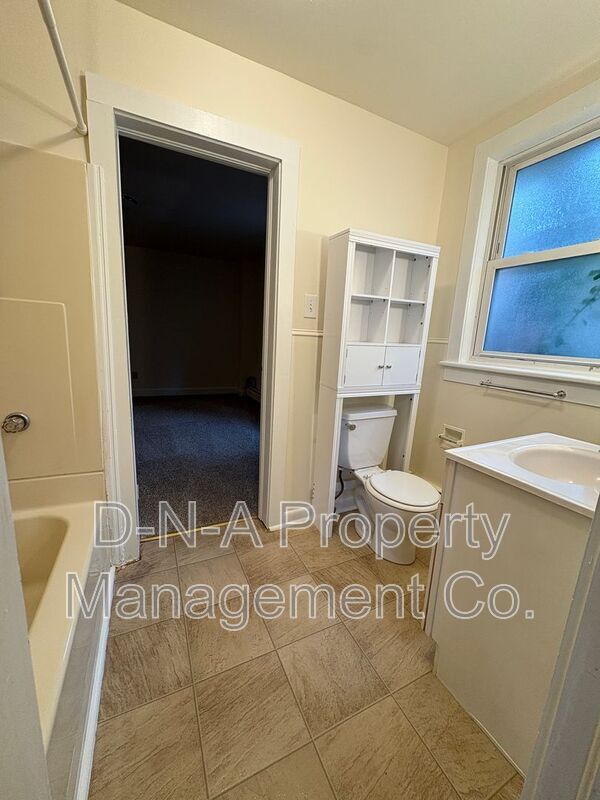 Building Photo - 552 Scott St