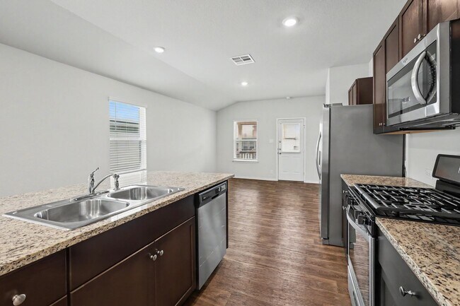 Building Photo - Beautiful Home in The Links at River Bend | Golf Course Community Living