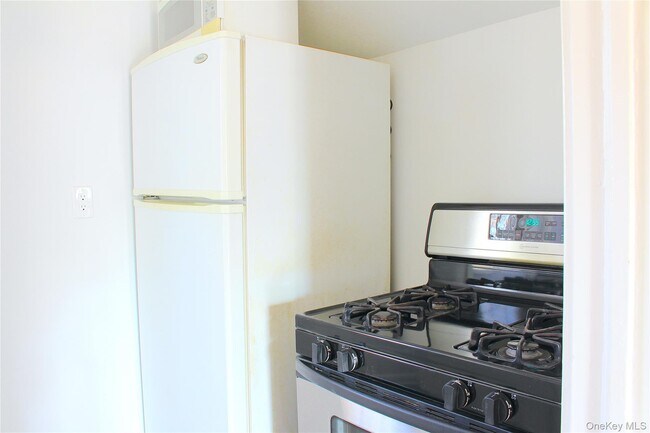 Building Photo - 66 Scudder Pl