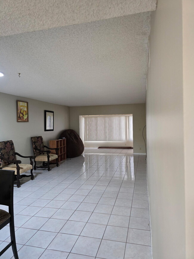 Building Photo - 3186 Via Poinciana
