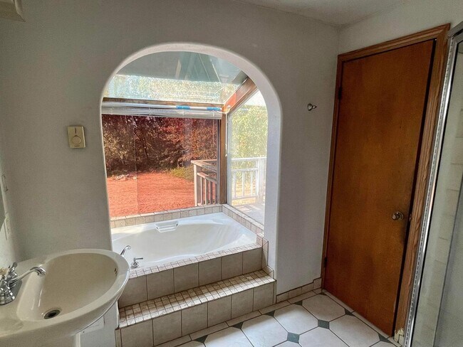 Building Photo - Large home on acreage!